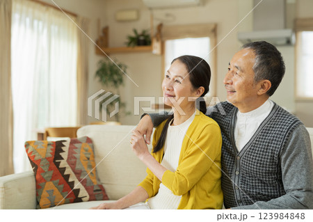 リビングでくつろぐ老夫婦 リビングでくつろぐ老夫婦 123984848