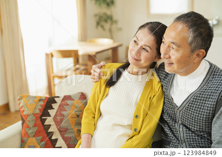 リビングでくつろぐ老夫婦 リビングでくつろぐ老夫婦 123984849