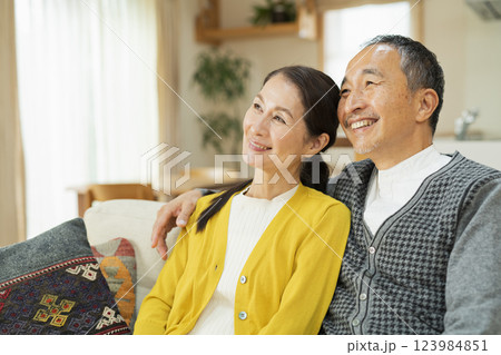 リビングでくつろぐ老夫婦 リビングでくつろぐ老夫婦 123984851