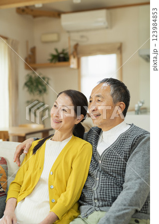 リビングでくつろぐ老夫婦 リビングでくつろぐ老夫婦 123984853