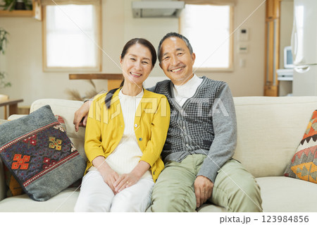 リビングでくつろぐ老夫婦 リビングでくつろぐ老夫婦 123984856