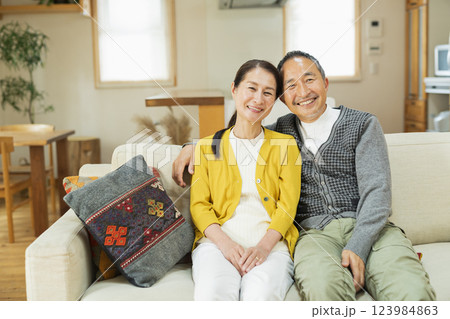 リビングでくつろぐ老夫婦 123984863