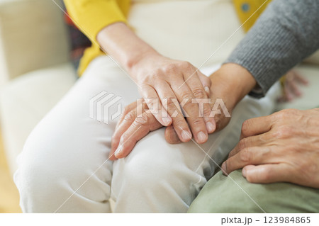 寄り添いあう老夫婦の手 123984865