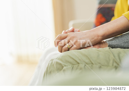 寄り添いあう老夫婦の手 寄り添いあう老夫婦の手 123984872