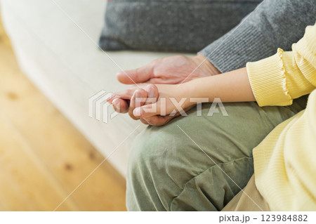 祖父と孫の手 123984882