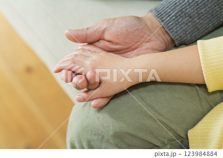 祖父と孫の手 123984884