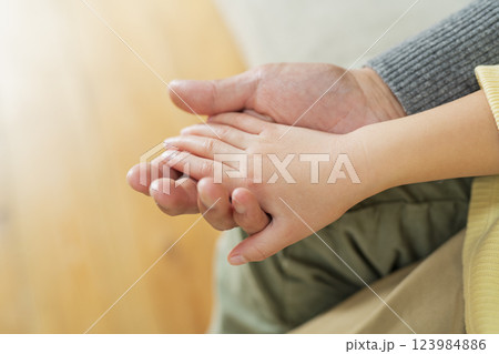 祖父と孫の手 123984886