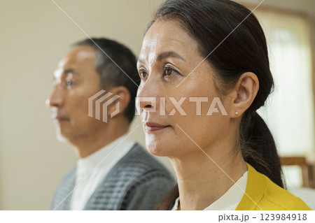 熟年夫婦のポートレート 123984918