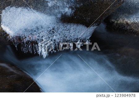 雪解け水としぶき氷【長野県】 雪解け水としぶき氷【長野県】 123984978