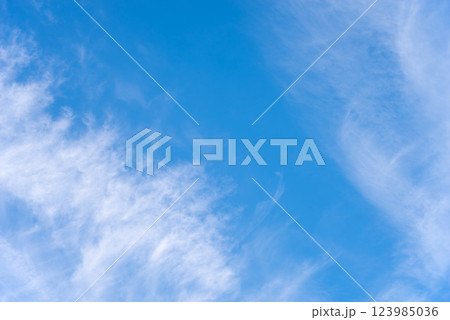 自然・風景素材《青空と薄雲のグラデーション》 自然・風景素材《青空と薄雲のグラデーション》 123985036