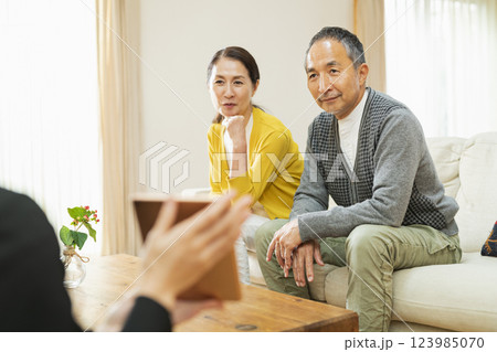 訪問販売をうけるシニア夫婦 訪問販売をうけるシニア夫婦 123985070