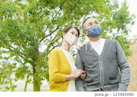 マスクをして出かける夫婦 123985090
