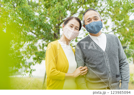 マスクをして出かける夫婦 マスクをして出かける夫婦 123985094