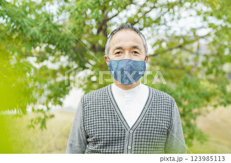 マスクをするシニア男性 マスクをするシニア男性 123985113