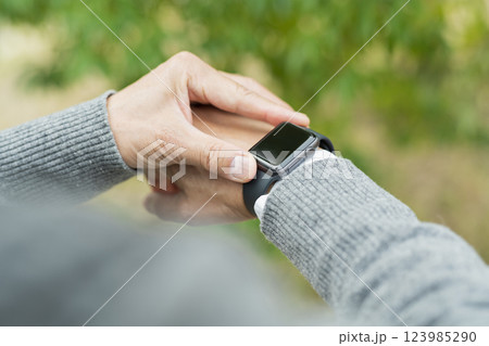 スマートウォッチを着けたシニア男性 123985290