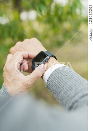 スマートウォッチを着けたシニア男性 123985292