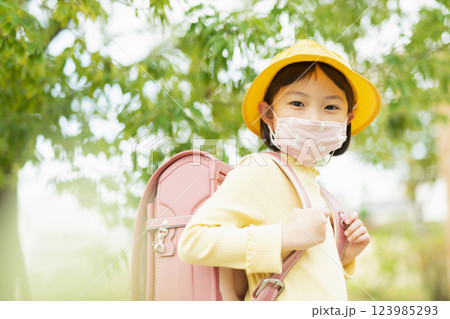 マスクをして登校する小学生 123985293