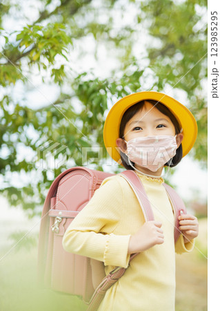 マスクをして登校する小学生 マスクをして登校する小学生 123985295