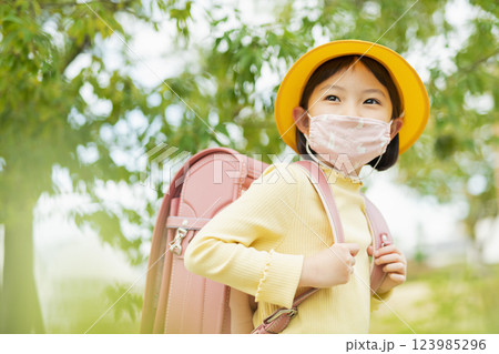 マスクをして登校する小学生 123985296