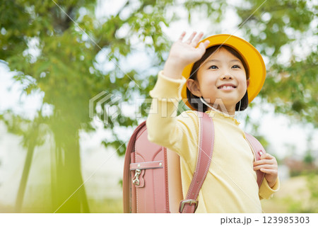 通学途中の小学生 123985303
