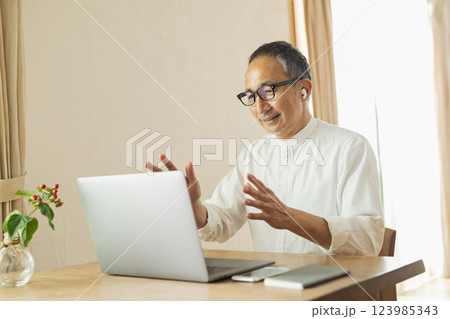 リモートワークをするシニア男性 123985343