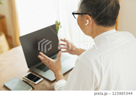 リモートワークをするシニア男性 123985344