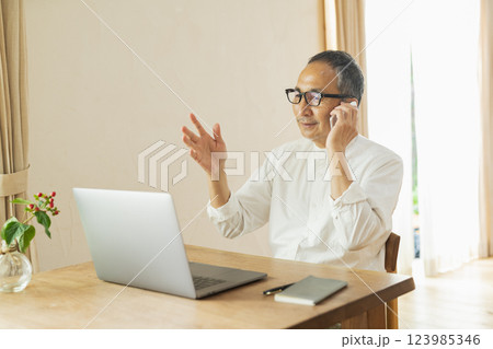 リモートワークをするシニア男性 123985346