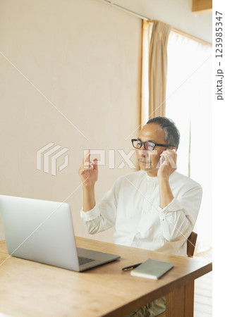 リモートワークをするシニア男性 123985347