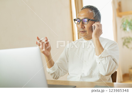 リモートワークをするシニア男性 123985348