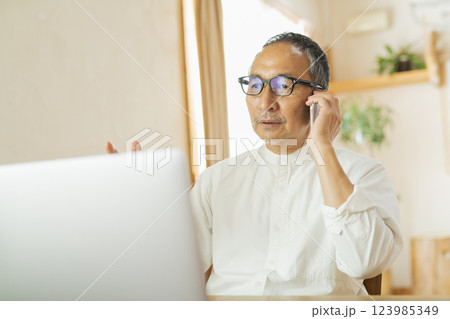 リモートワークをするシニア男性 123985349