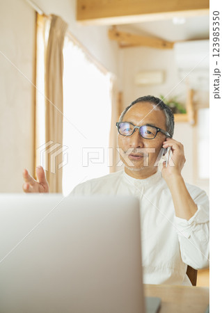リモートワークをするシニア男性 123985350
