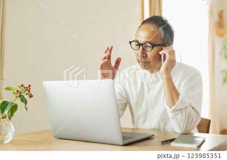 リモートワークをするシニア男性 123985351