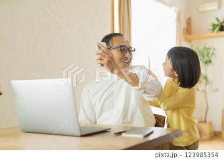リモートワーク中の祖父と孫 123985354