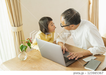 リモートワーク中の祖父と孫 リモートワーク中の祖父と孫 123985367