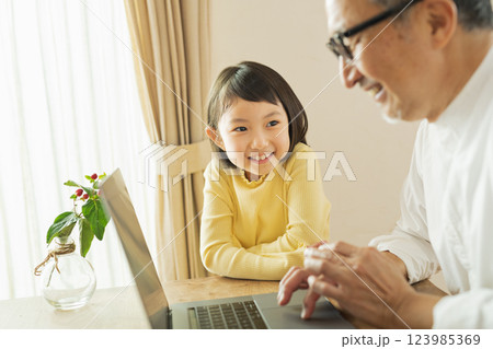 リモートワーク中の祖父と孫 123985369