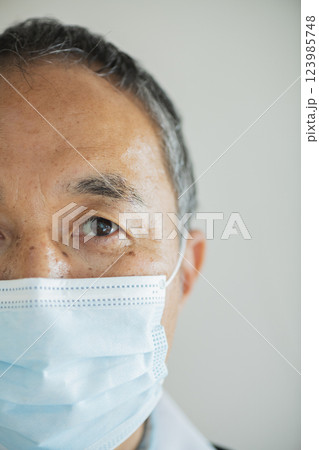マスクをつけた医者 マスクをつけた医者 123985748