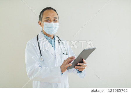 カルテを見る医者 カルテを見る医者 123985762