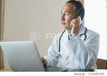 オンライン診察をする医者 オンライン診察をする医者 123985765