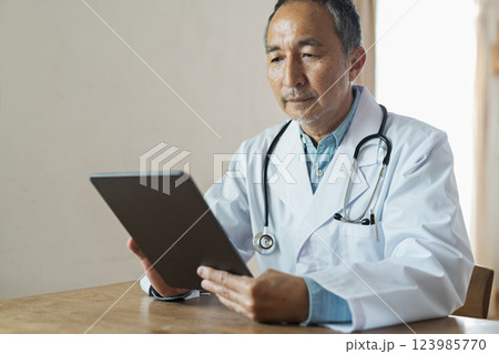 診察する医者 123985770