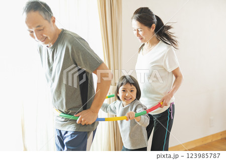 自宅で運動する祖父母と孫 自宅で運動する祖父母と孫 123985787