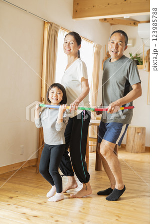 自宅で運動する祖父母と孫 自宅で運動する祖父母と孫 123985788