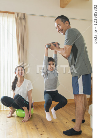 自宅で運動する祖父母と孫 123985802