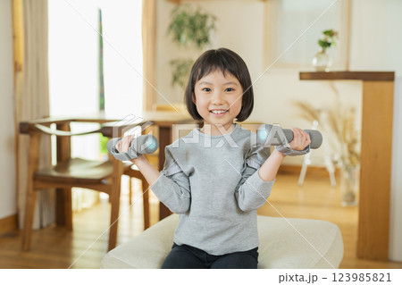 室内で運動する小学生 室内で運動する小学生 123985821