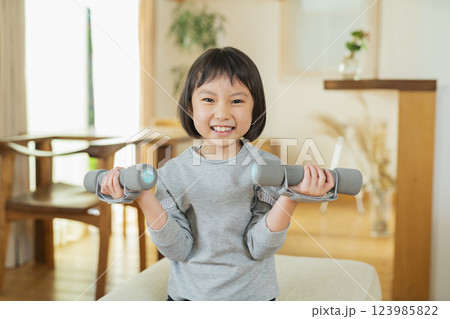 室内で運動する小学生 室内で運動する小学生 123985822