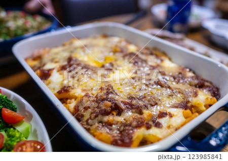 日本の岡山県の一般家庭のホームパーティーの美味しい料理 123985841