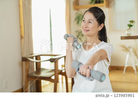 室内で運動するシニア女性 123985901