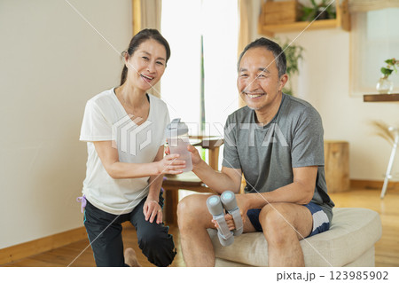 室内で運動するシニア夫婦 123985902