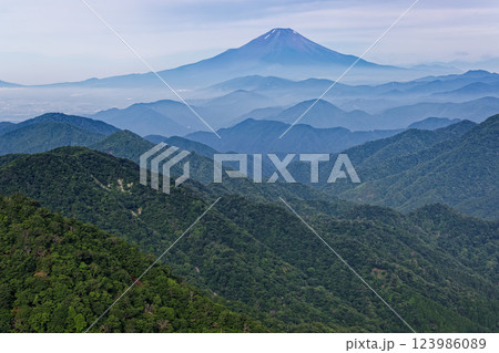 夏の丹沢・塔ノ岳山頂から見る富士山 夏の丹沢・塔ノ岳山頂から見る富士山 123986089