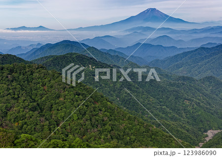 夏の丹沢・塔ノ岳山頂から見る富士山 123986090
