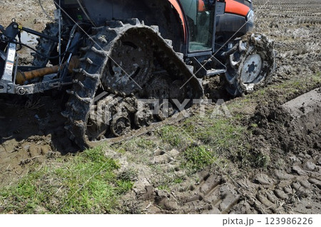 農業機械 トラクター 123986226